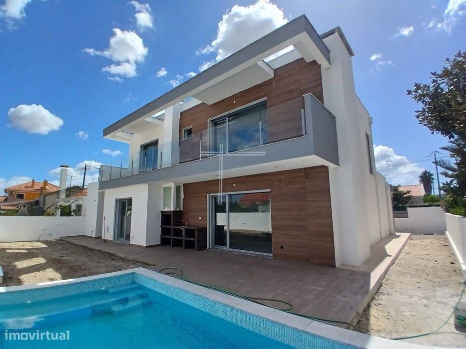 Moradia isolada T4, arquitetura contemporânea com garagem e piscina...