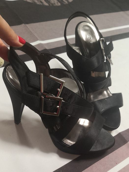 Sandália salto alto