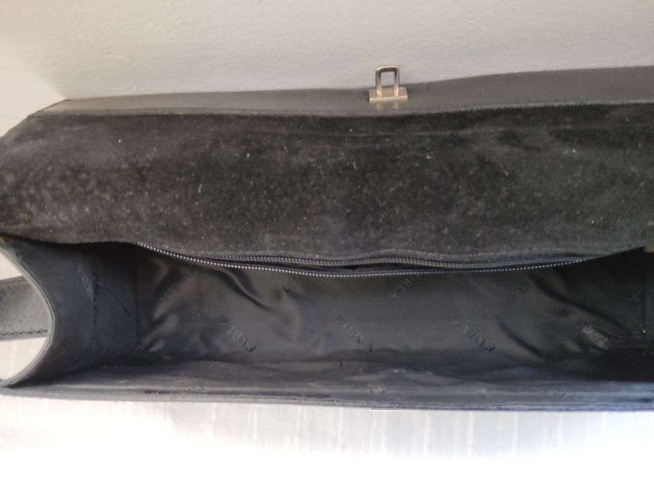 Mala de ombro preta em pele, marca Furla