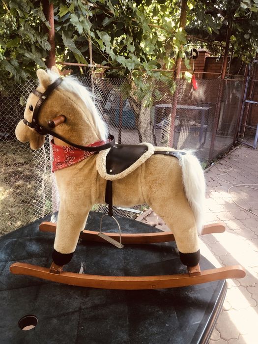 Лошадь- качалка музыкальнавелюровая, для детей 1.0-2.5 года