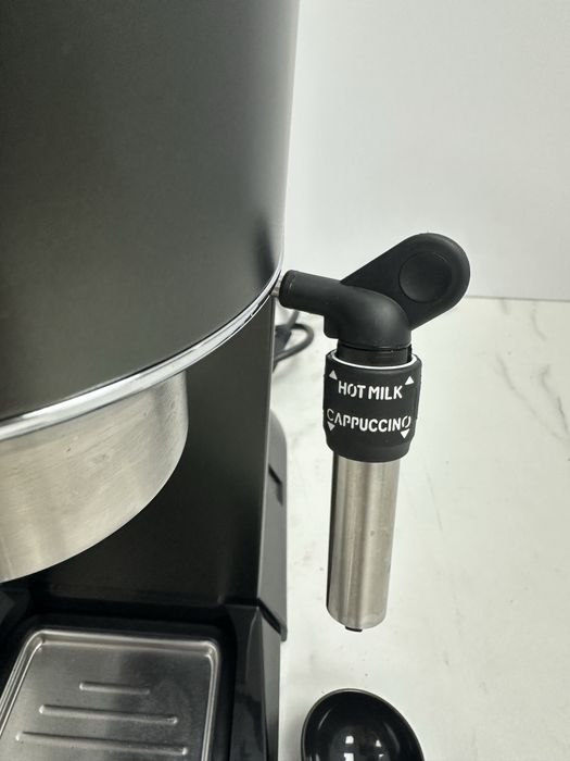 Рожкова кавомашина Delonghi Dedica CE 685 M