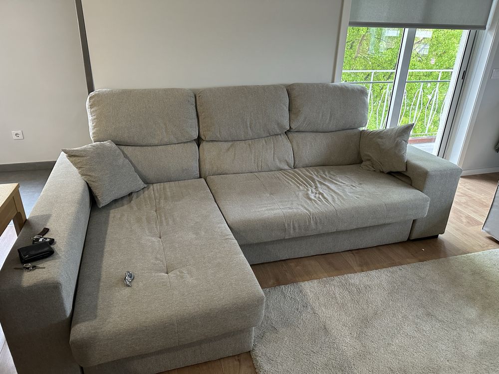 Sofa de sala com duas almofadas