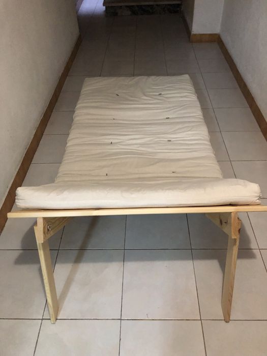 Estrutura em madeira com futon