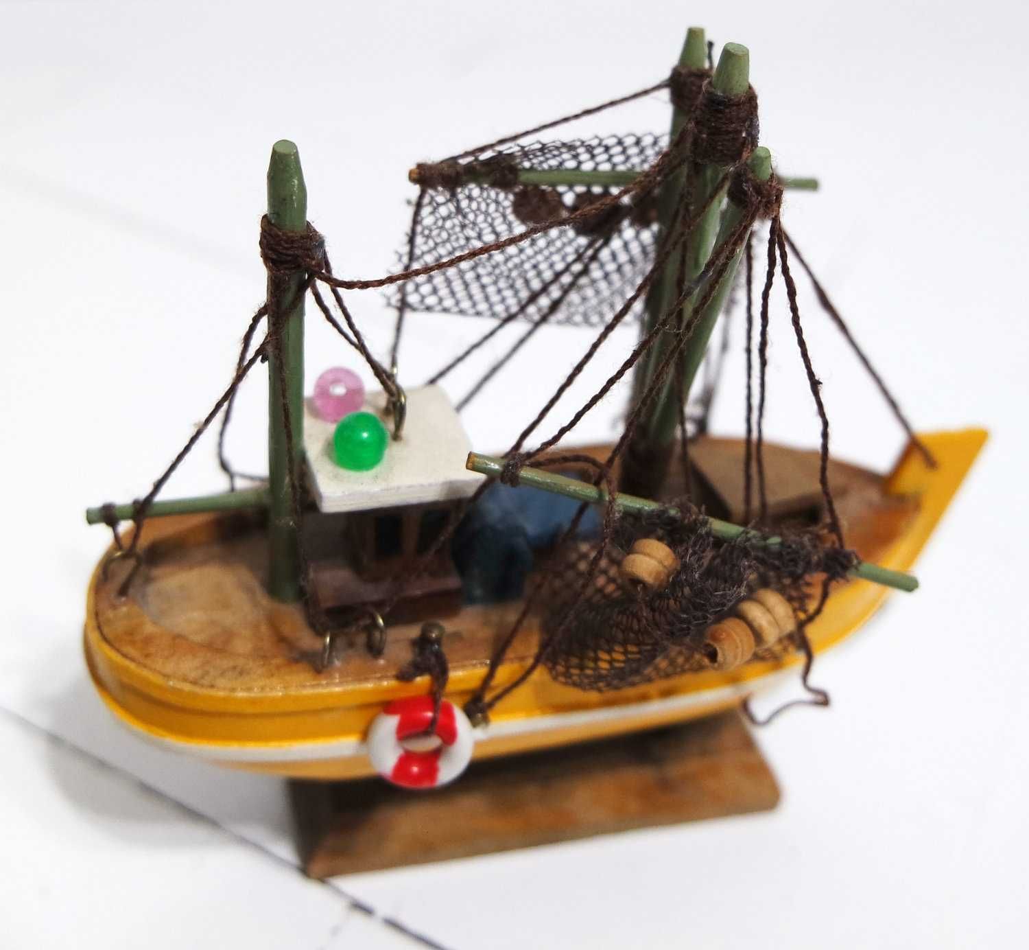 Miniaturka kuter rybacki model mały łódka