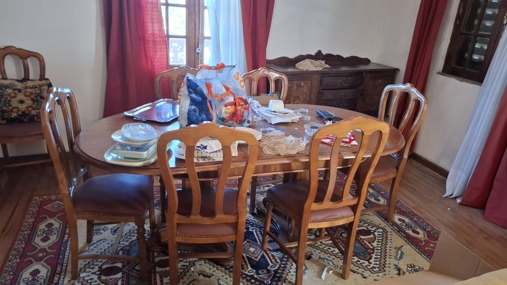 Mobília de sala de jantar e sofás