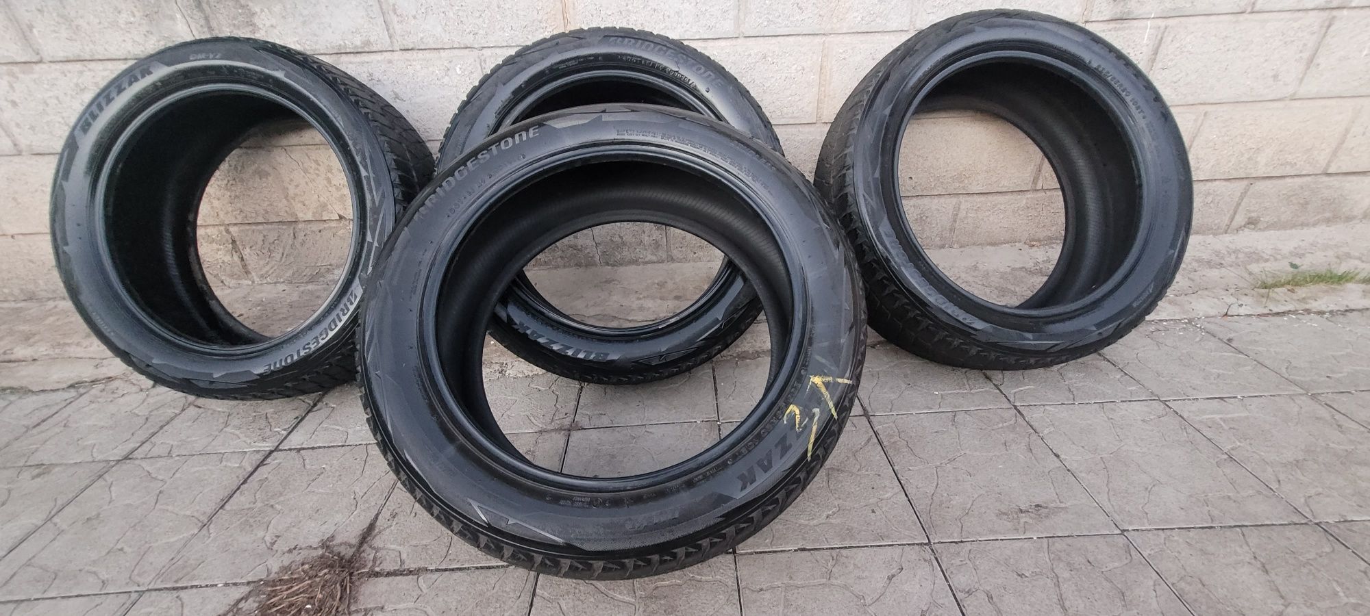 Резина Bridgestone blizzak DM-V2 235/55 R20 (зима)