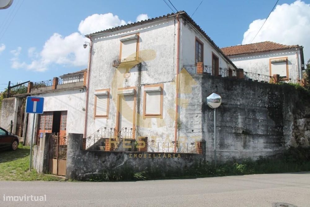 Moradia com terreno para recuperar em Cucujães - Oliveira de Azeméis