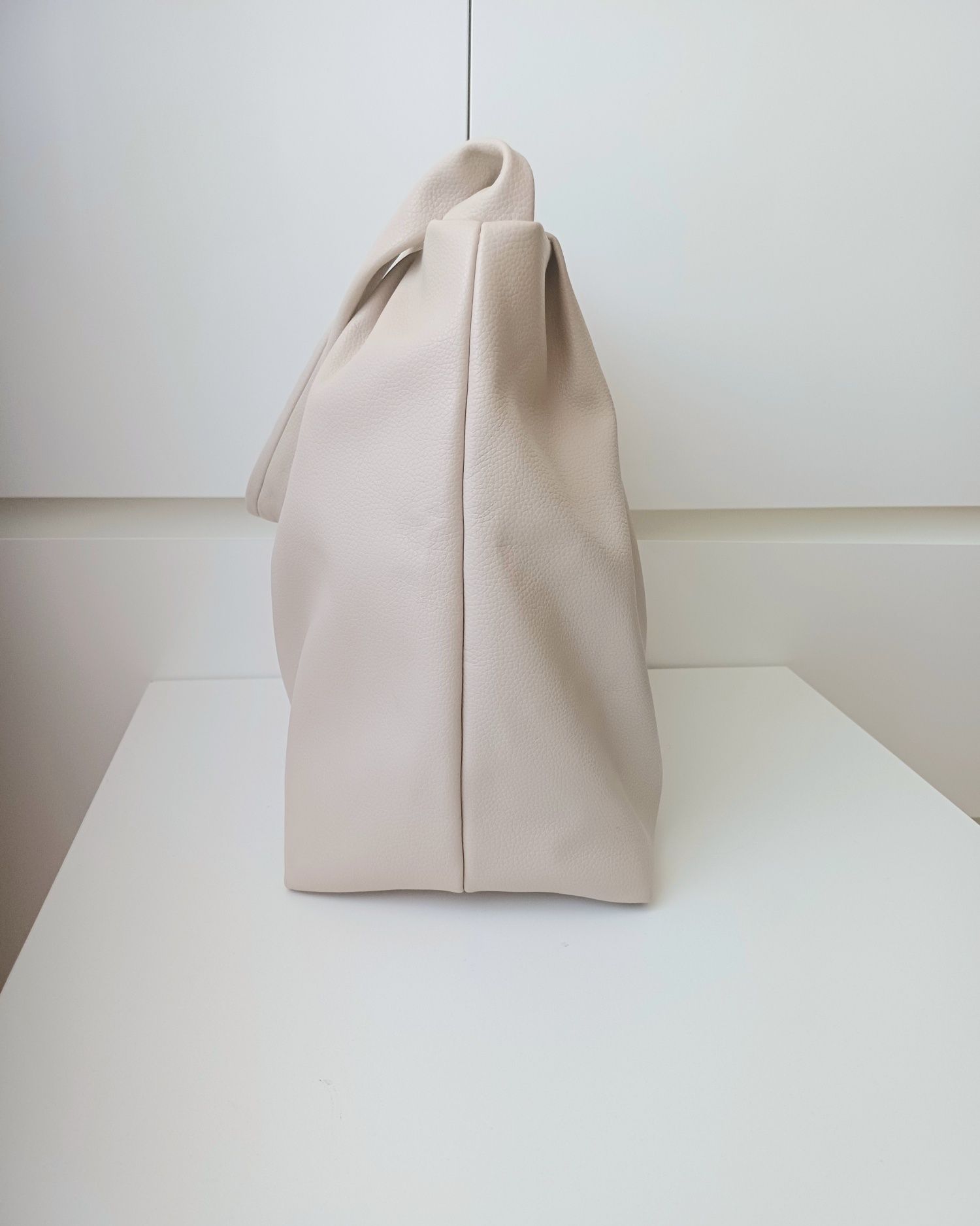 ZARA torebka na ramię jasna kremowa A5 B5 typu worek do ręki shopper