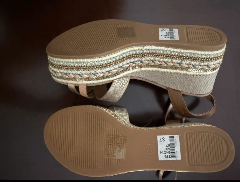 Sandalias douradas Exé