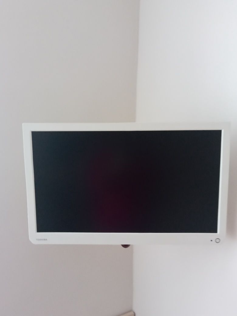 Telewizor Toshiba 22 cale.Biały. Nowy dekoder.Stan bardzo dobry.