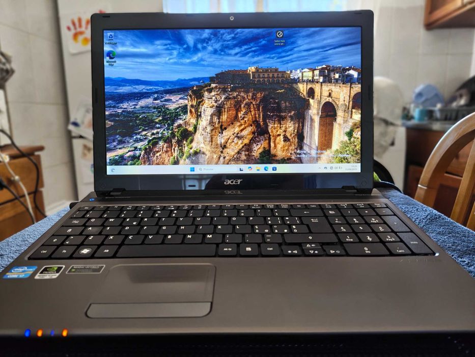 Portátil Acer i7 • 16GB RAM • SSD 240GB • Bateria Nova • Rápido Fiável
