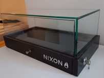 Expositor NIXON em vidro e madeira