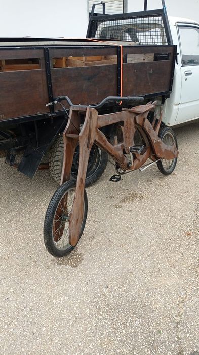 Vende se bicicleta de madeira