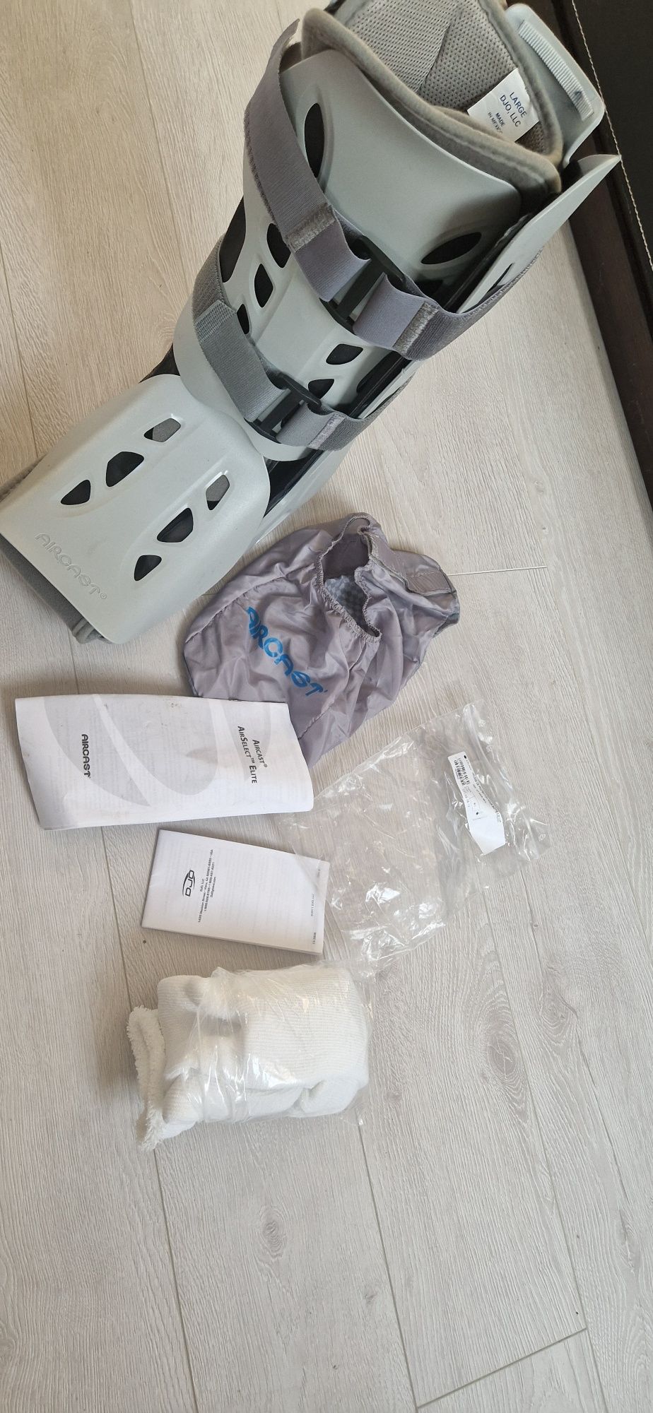orteza stopowo-goleniowa pneumatyczna Aircast Airselect Standard. 
Szc