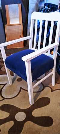 Fotel drewniany, siedzisko tapicerowane.