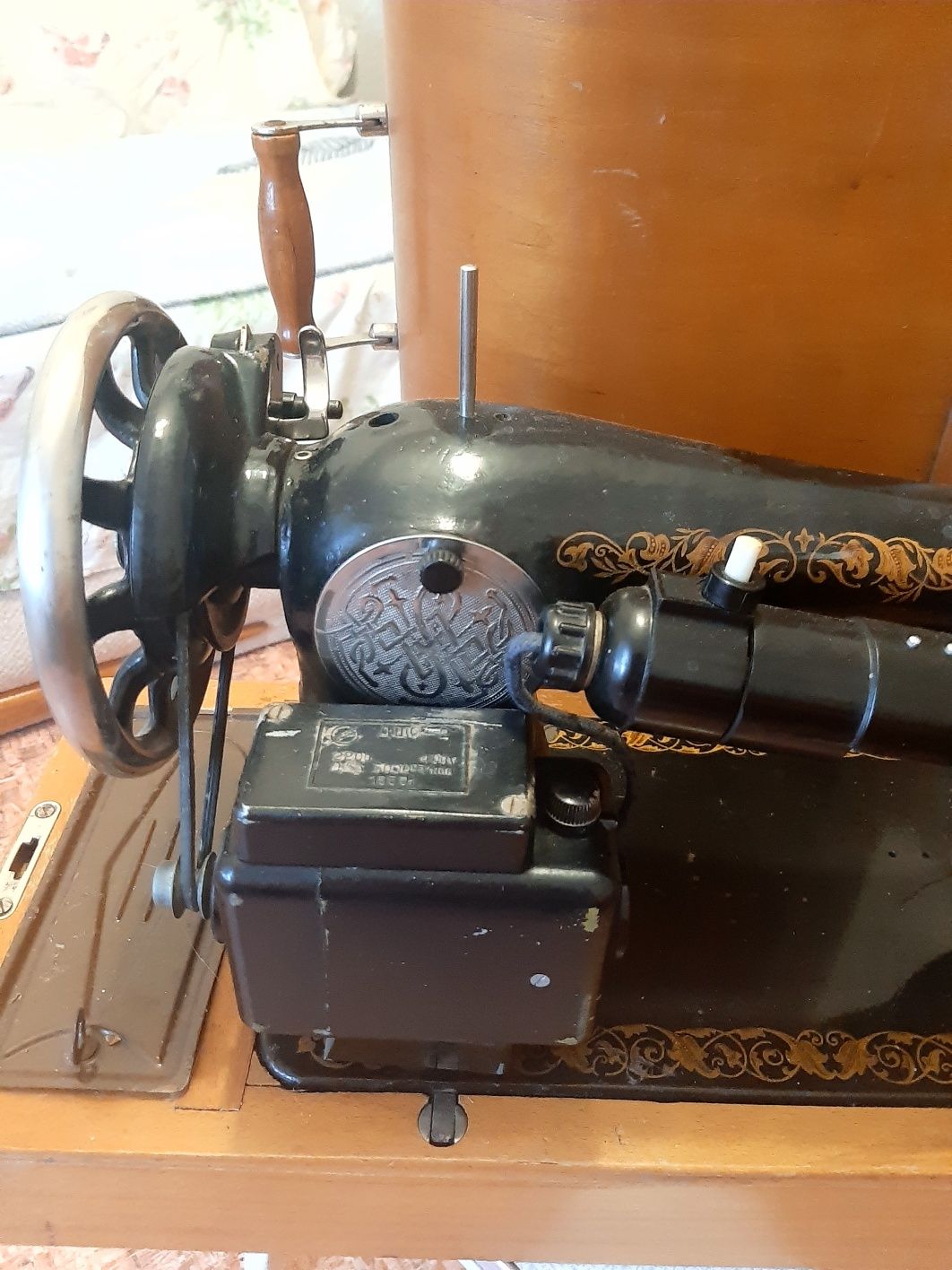 Электрическая швейная машинка "Подолка"