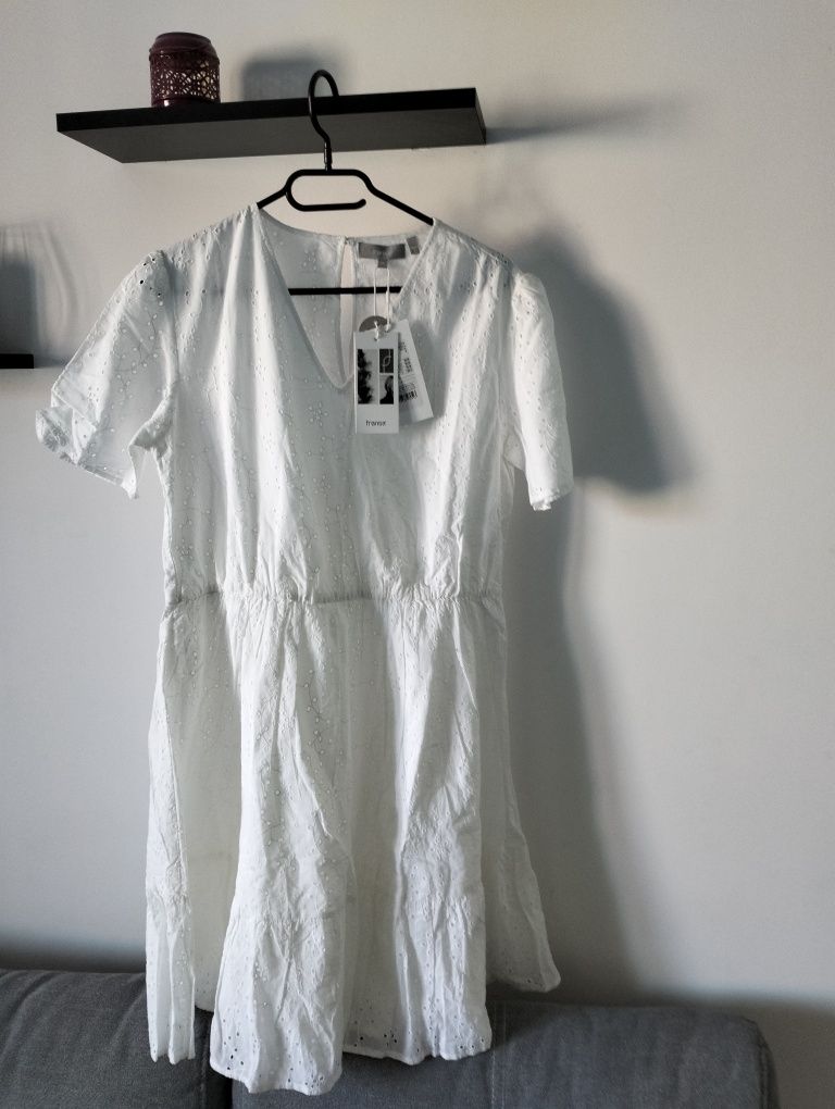 Biała sukienka fransa