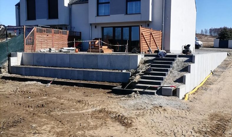 Układanie murów oporowych typu L