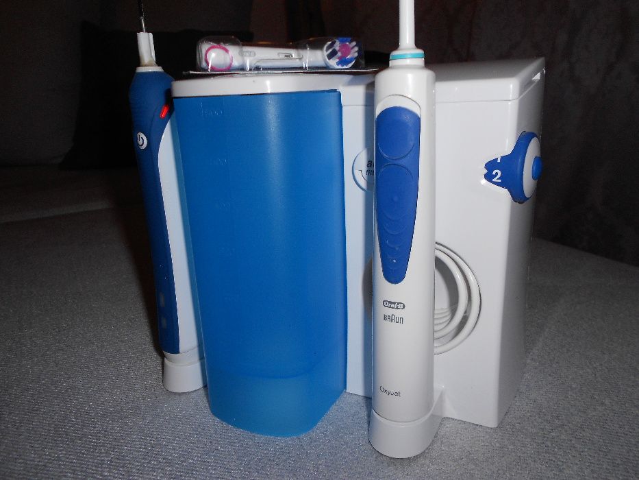 Stacja Oral-B Care Centre: Szczoteczka Oral-B Pro 2000 + Irygator Oxyj