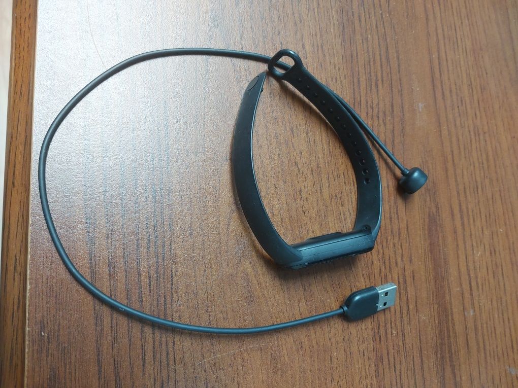 Opaska Mi Band i ładowarka