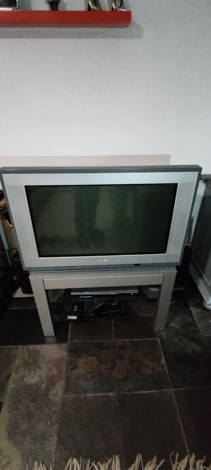 Vendo televisor com 30" e móvel