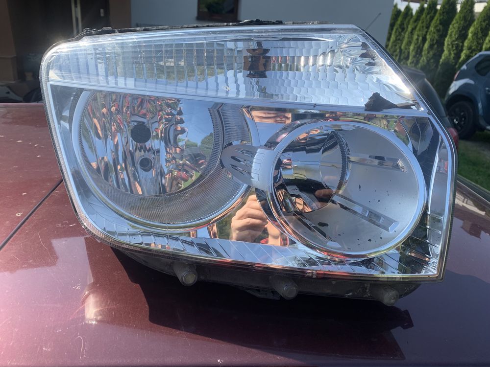 Lampa prawy przod dacia duster 1