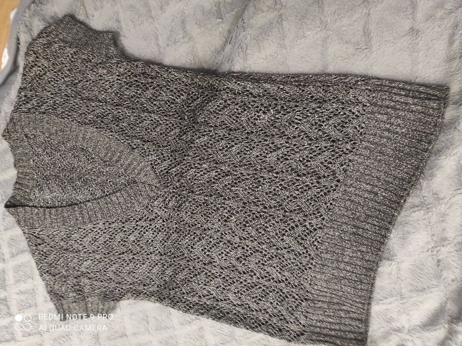 Ażurowa tunika z krótkim rękawem w serek