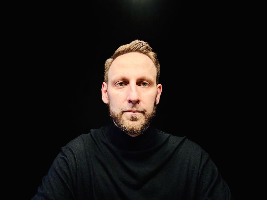 Гипнолог. Регрессолог. Гипно-тренер. Наставник. Защитник в диалогах.