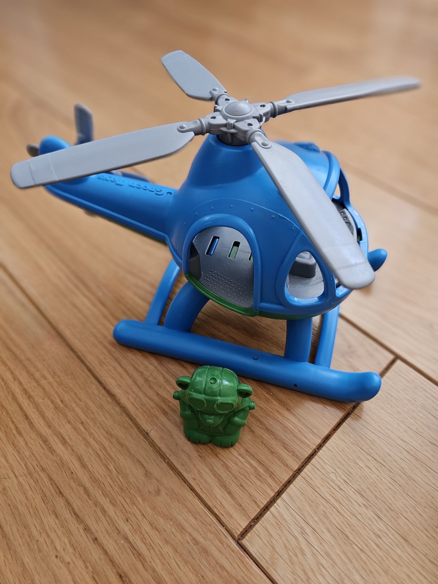 Helikopter Green Toys z misiem pilotem