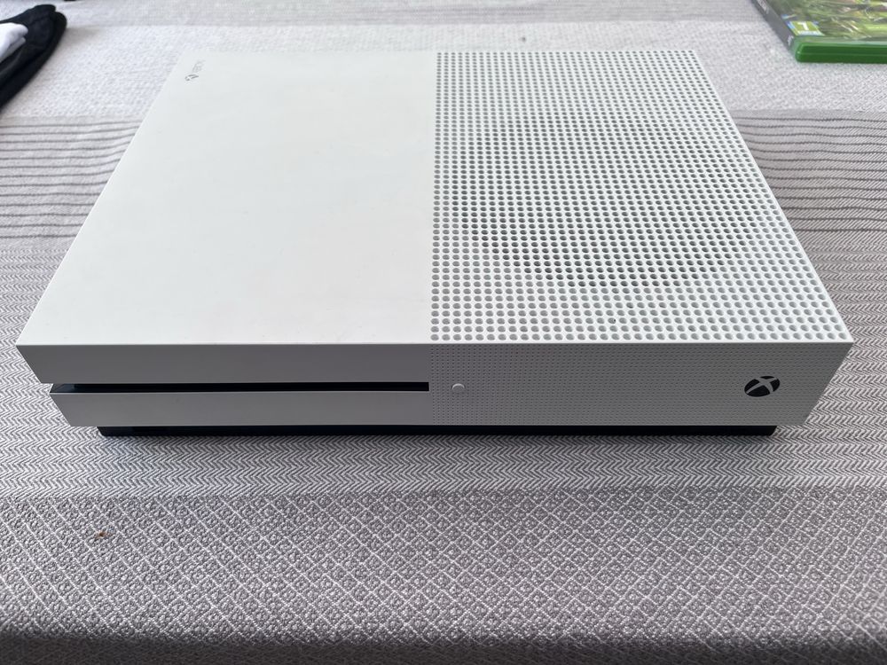 Xbox ONE S 1TB + Kinect + 2 Pady+ Gry