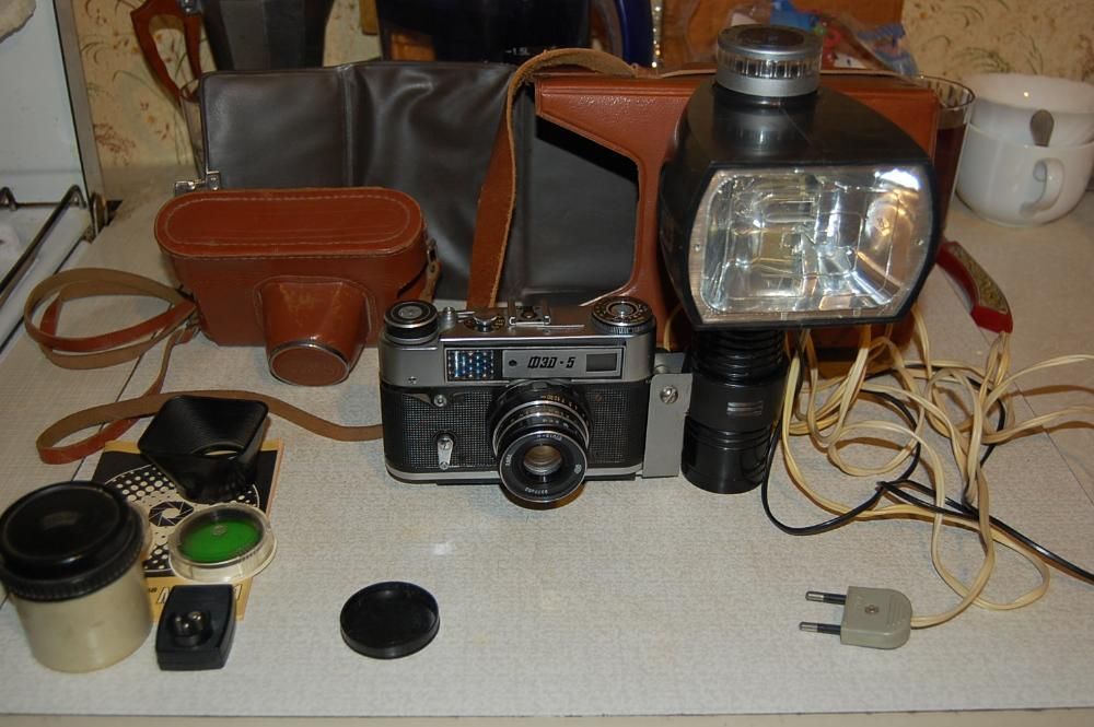 Фотоаппарат ФЭД 5 + вспышка ЛУЧ М1 + фотоувеличитель + глянцеватель