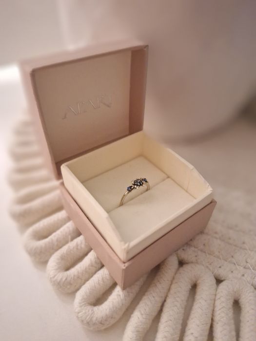 Pierścionek Apart srebrny z kwiatami i niebieskimi cyrkoniami