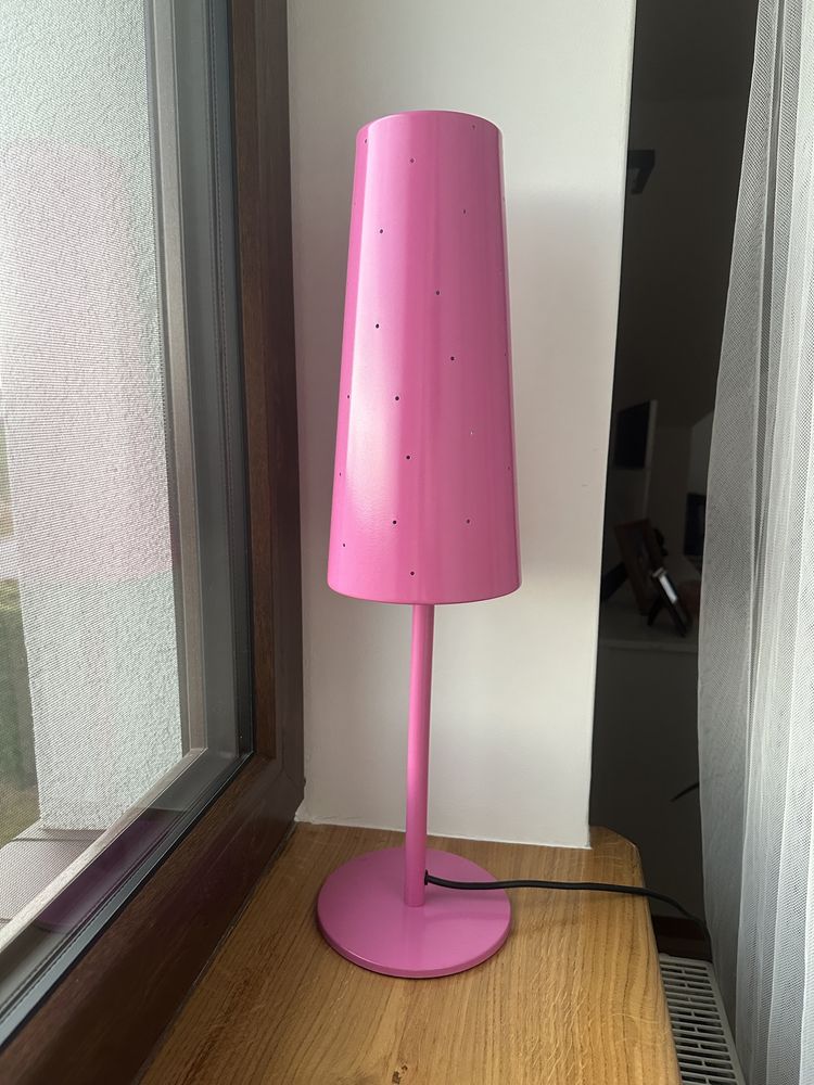 Rożowa lampa stojąca