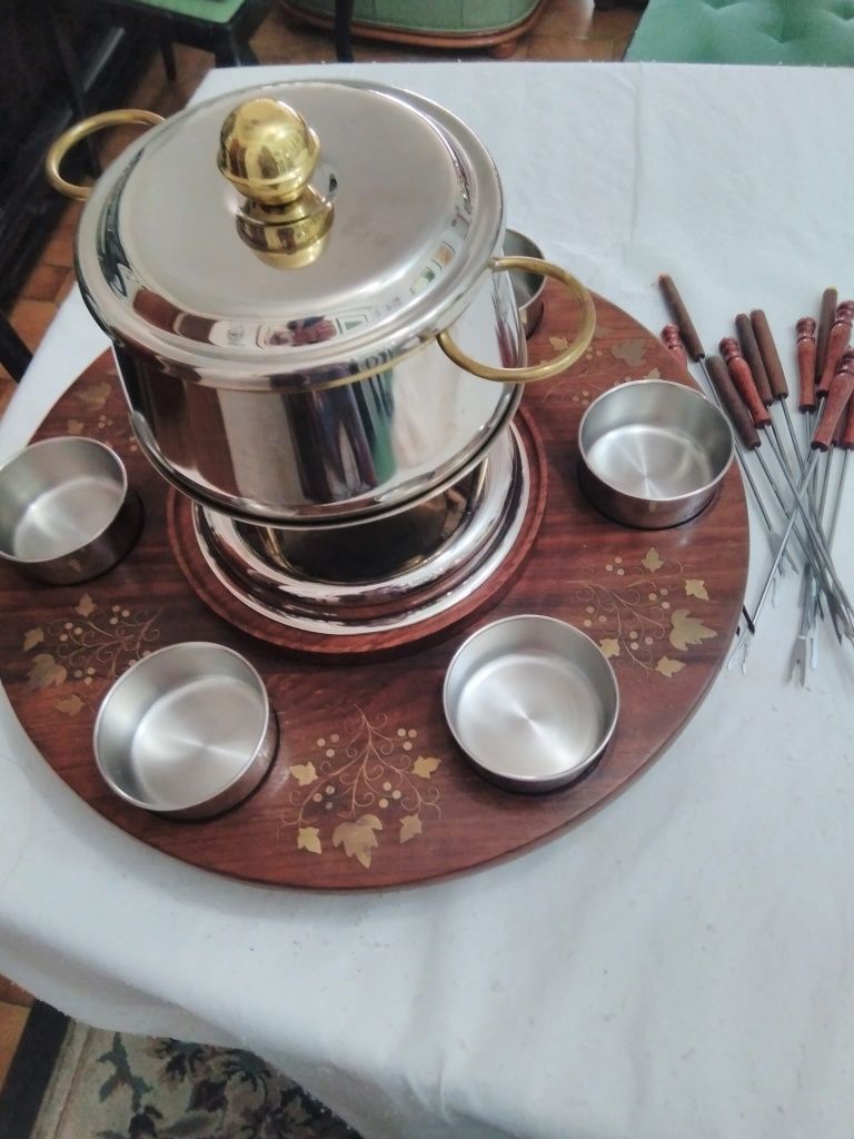 Fondue em Inox com base madeira giratória