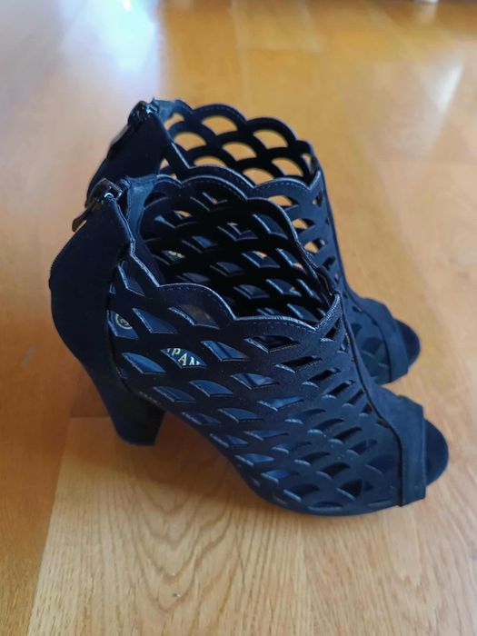 Buty damskie z ażurowym wzorem