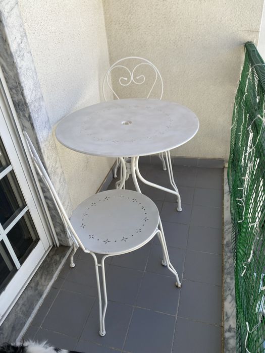 Mesa e duas cadeiras de exterior