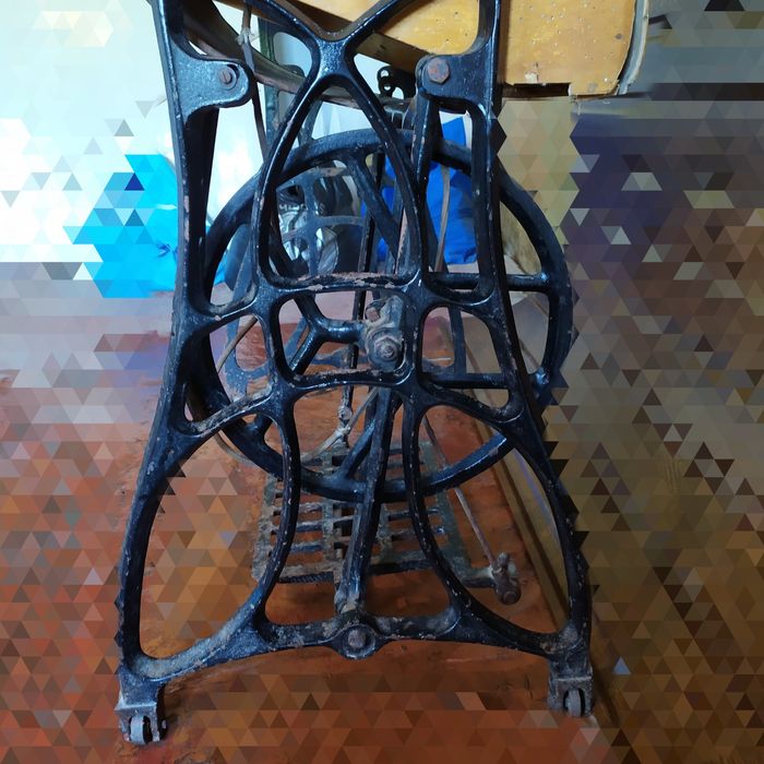 Швейна машина Держшвеймашина СССР 20-х років ножна з чавунною станиною