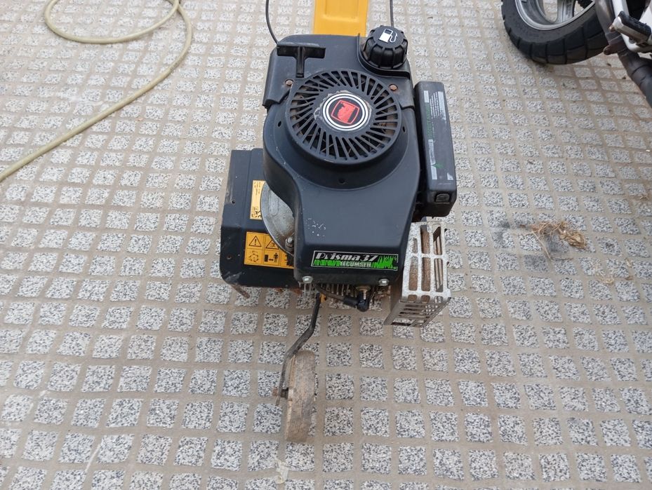 Motoenxada a trabalhar bem