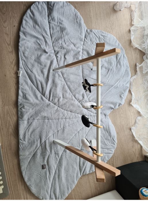 Mata plus drewniany pałąk z zabawkami mokkee