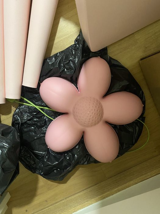 Cama KRITTER e mesa, cadeira e banco MAMMUT rosa