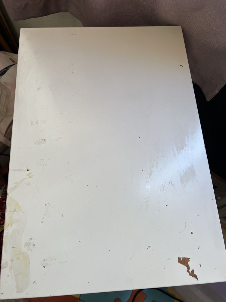 Movel Micke do Ikea branco e laranja