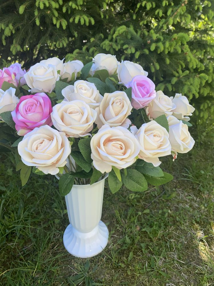 Високі латексні троянди як живі в різних кольорах