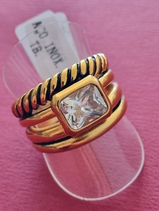 Anel dourado, em aço, com ponto de luz retangular. T20