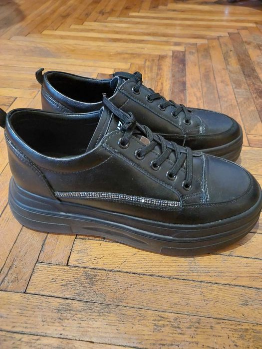 Кросівки платформа,дуже гарно виглядають ,зручні.Довжина устілки 24,5.