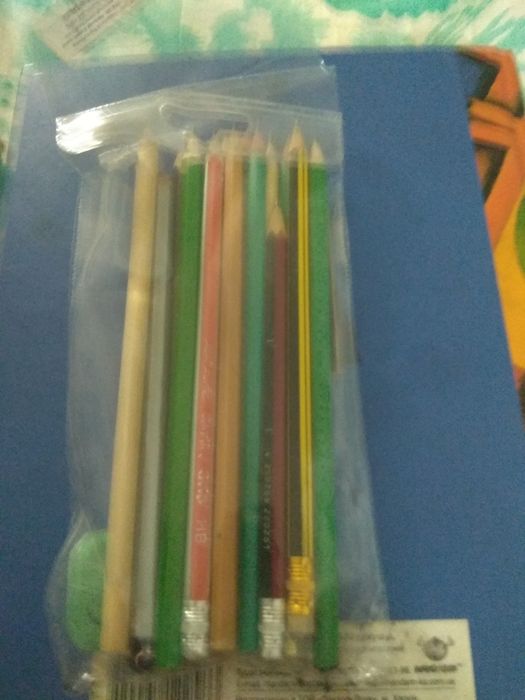 Продам карандаши для рисования и кисточку