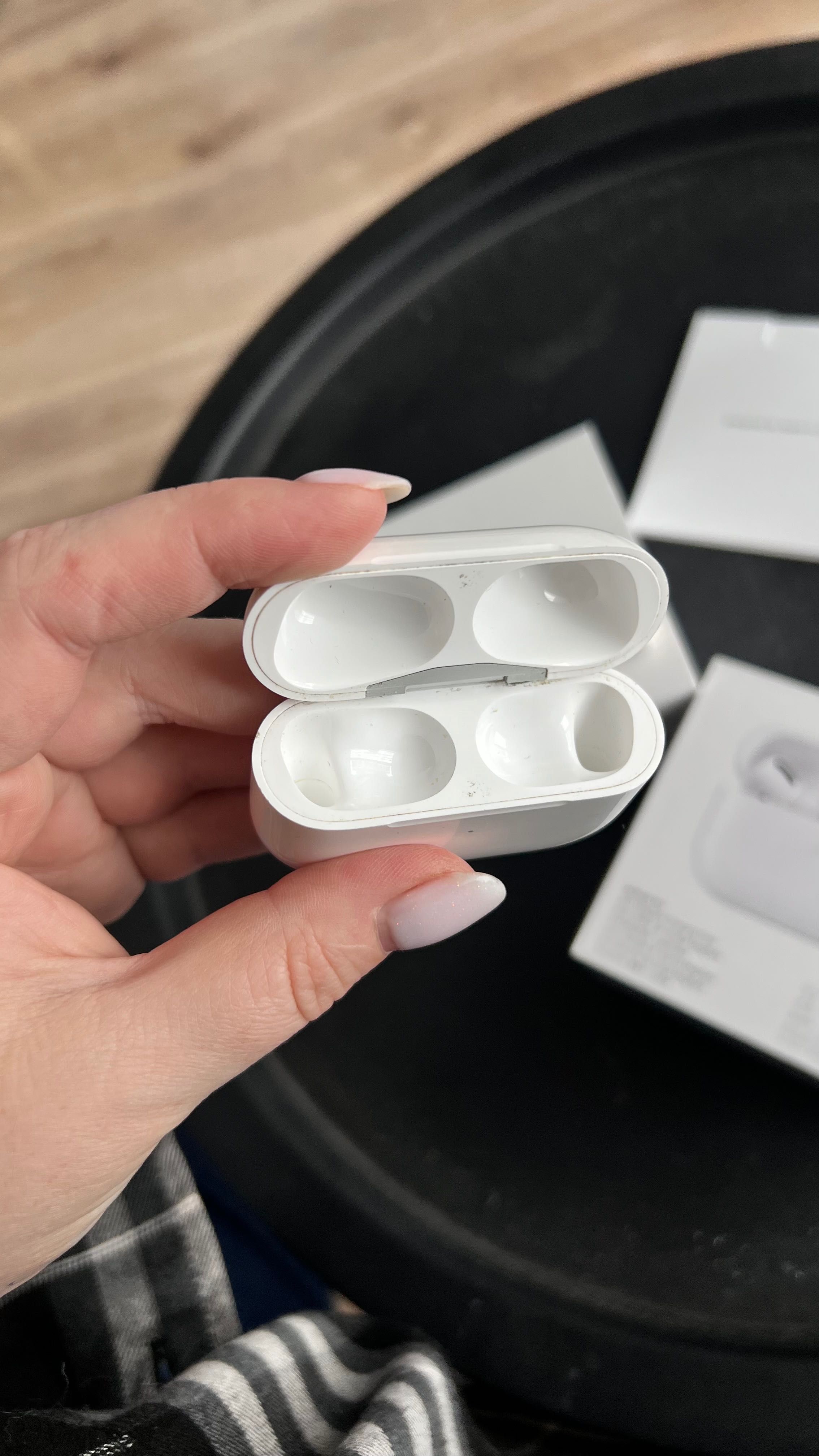 AirPods Pro – etui + lewa słuchawka