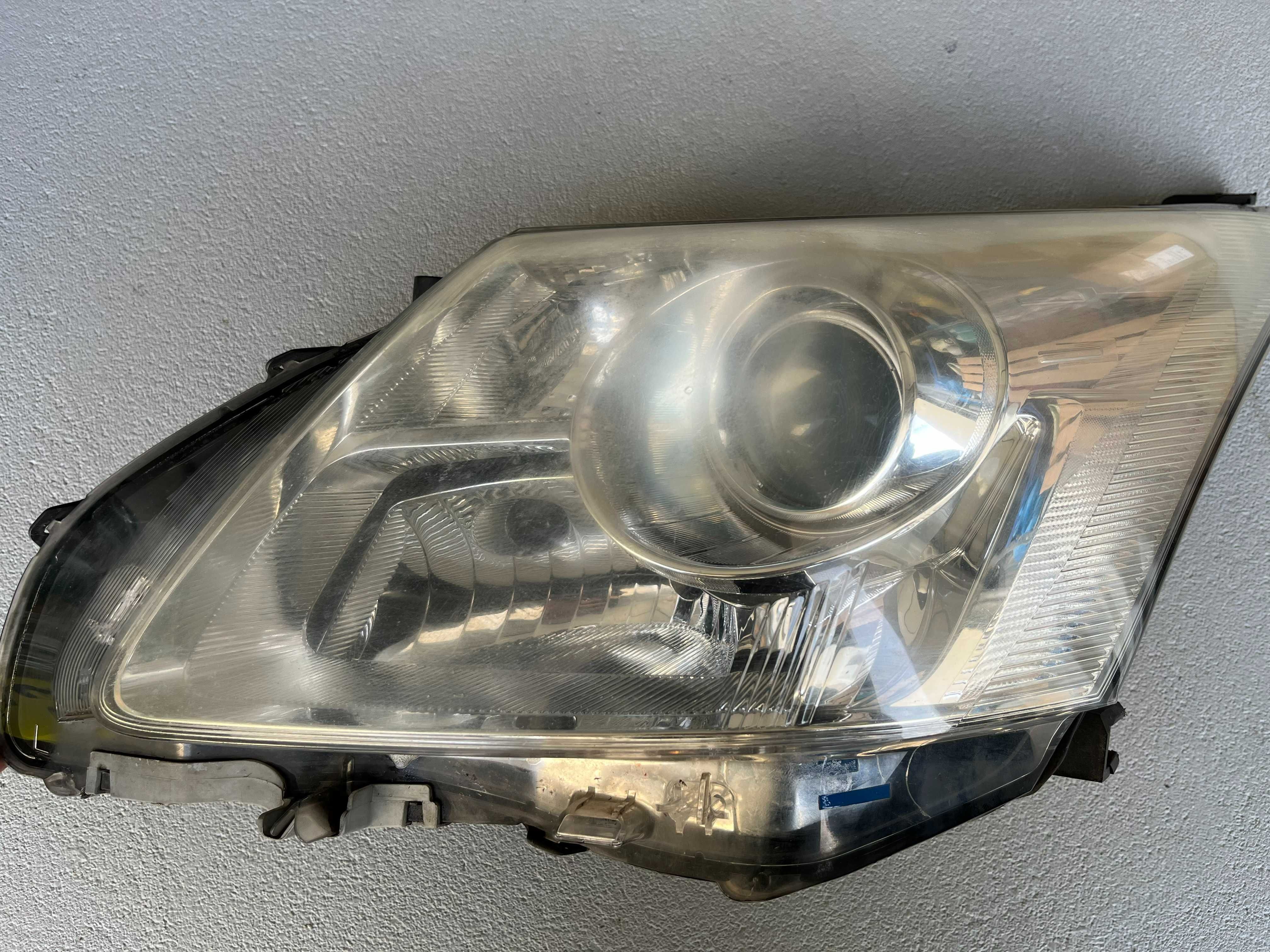 Reflektor lampa przednia lewa Toyota Avensis T27 '08-'11