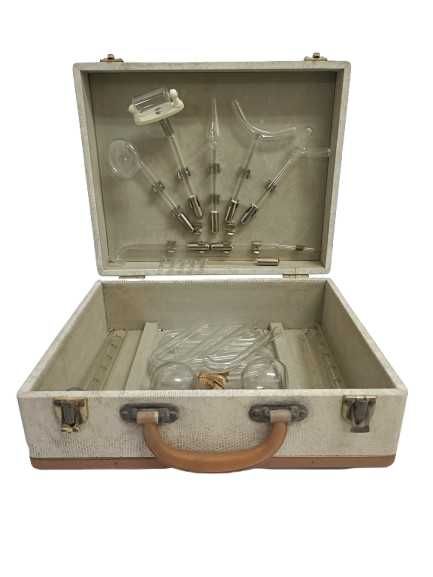 Mala vintage com instrumentos nédicos - laboratório