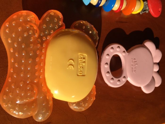 2 porta-chupetas BebeConfort e 2 mordedores refrigeráveis Chicco