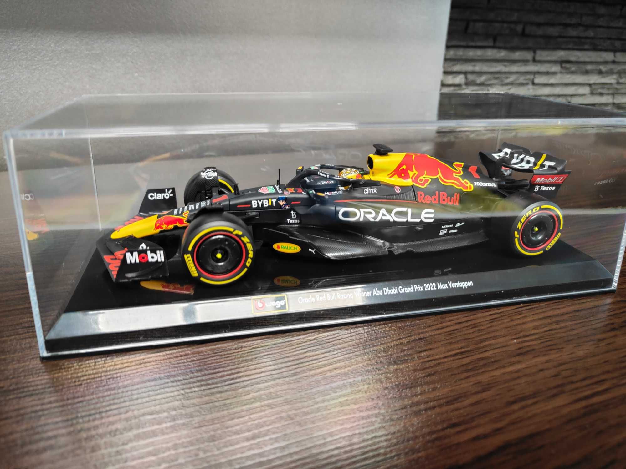 Model Bburago bolid F1 Red Bull Racing Max Verstappen skala 1:24 NOWY